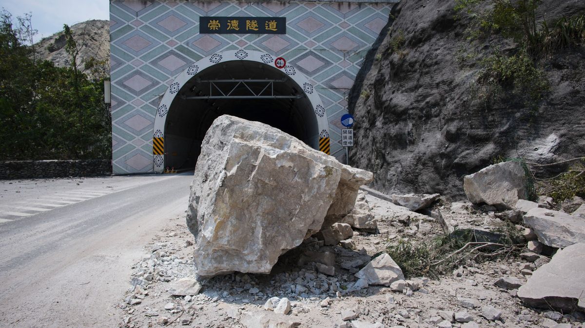 Fotky: Tchaj-wan hledá nezvěstné. „Kameny pršely jako kulky“